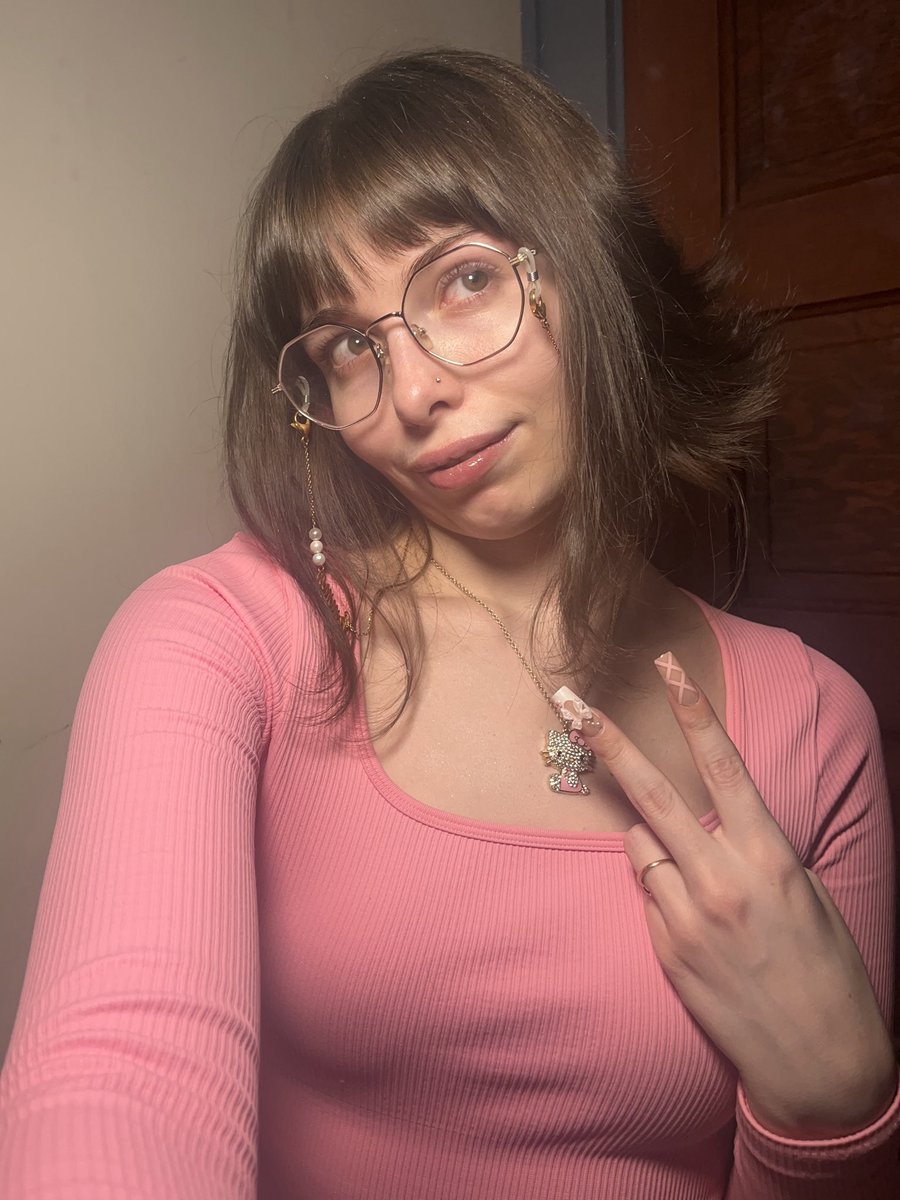 emmamurabito's tweet image. ur damn right I don’t wear them they’re uncomfortable as hell!! 🚫👙 #braless