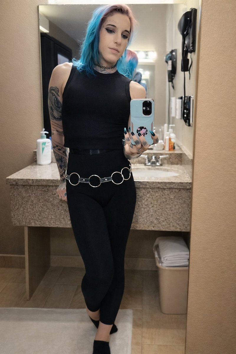 Lynzi_Evanz's tweet photo. But first, let me take a selfie 
#everythingblack #trans #makizenninfit #transgirlie https://t.co/FHTq693SB9