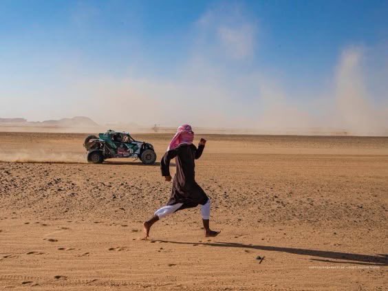 والله لوردهـا على . . كيـف مشهـاي
  وسفينتي تجري بكيفي ومشهاها 

ماني من اللي دون الأهـداف شكاي 
    بوصل لها ثم أتبجح وأتعداها