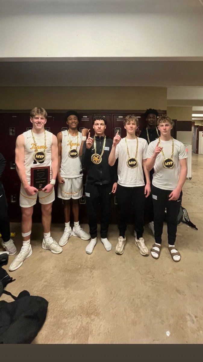 dax_wiskur's tweet photo. First place eldon tournament! 
Dunk!!
@AdamCox38 @DrakeBulldogsFB 
@SCBasketball_ https://t.co/NJ8hJ5xv4B
