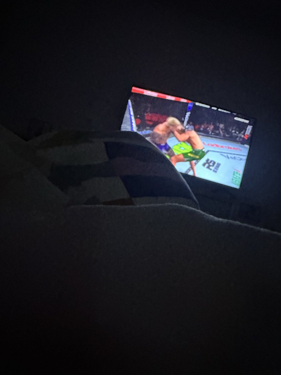 13Rhayan's tweet photo. Como me veo venir q los anuncios van a ser infinitos como la semana pasada me he mudado a la TV de la cama😹😹😹 #ufchbomax https://t.co/qPfX9moORy