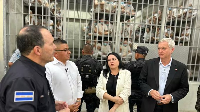 Pastores, sindicalistas y menores, entre los 470 muertos en prisiones bajo el régimen de Bukele
El documento, de 32 páginas, revela que el 94% de los fallecidos no eran pandilleros. 
Entre ellos figuran pastores evangélicos, sindicalistas, taxistas y cuatro menores de edad,