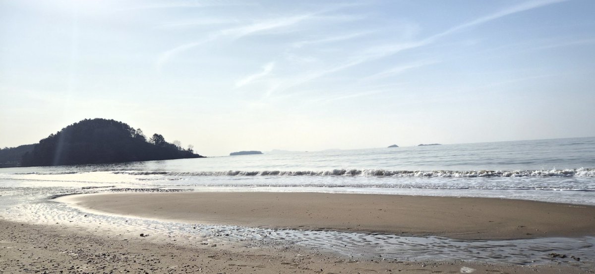 sch3928's tweet photo. 평범한 일상이 얼마나 눈부신 것인지 우리는 종종 잊고 삽니다. 모든 것이 지나고 나서야 비로소 그 순간이 가장 소중했음을 깨닫곤 합니다. https://t.co/Ojnqje7277