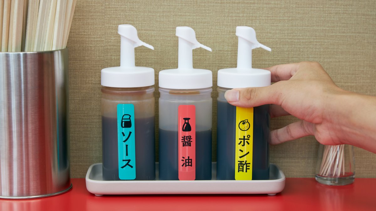 調味料ロシアンルーレット問題、ラベルを貼ったら落ち着きました。#おねがいテプラ kingjim.co.jp/sp/tepra_onega…