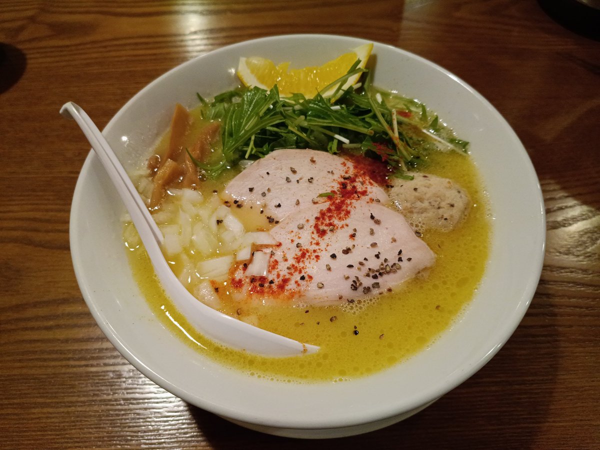 uchaka_82's tweet photo. 昨晩ご飯は家族で大むらさん！
私鶏白湯塩、夫味噌つけ麺
最近また原点の塩にハマっている😂
夫が黙々と食べてるから感想きいたら、本当意味わからないくらい美味しいってw
大むらさんの味噌凄いな…って感動してたからそれ大将に伝えなよ！って言ったけど人見知り発揮して伝えてなかった😂 https://t.co/F2uxAffVtT