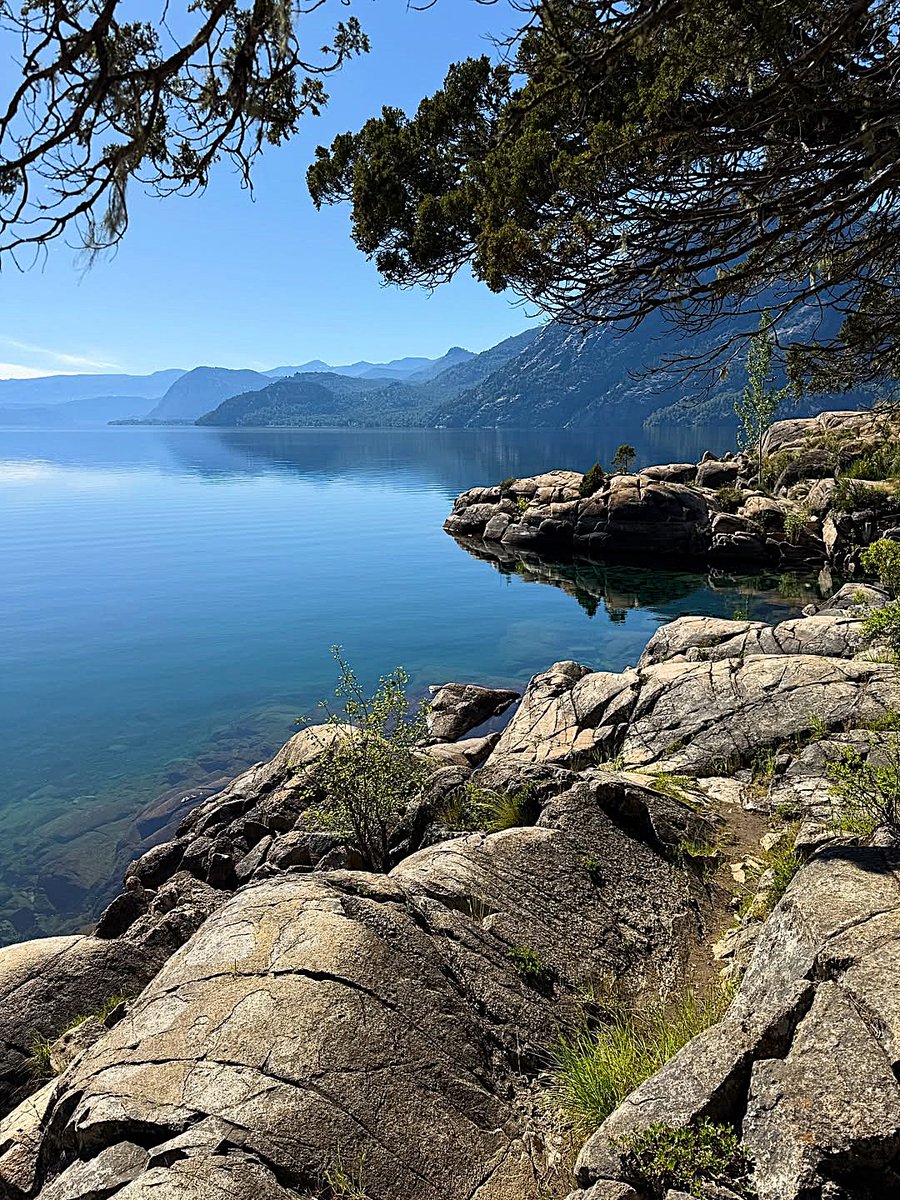 #LagoLacar, San Martín de los Andes, Neuquén. Playitas de encanto que le dan la bienvenida a Febrero💦 #lucavaly👏🏼 #BuenDomingo twitter! Patagonia Argentina 🇦🇷🌄🏖🛶🩵