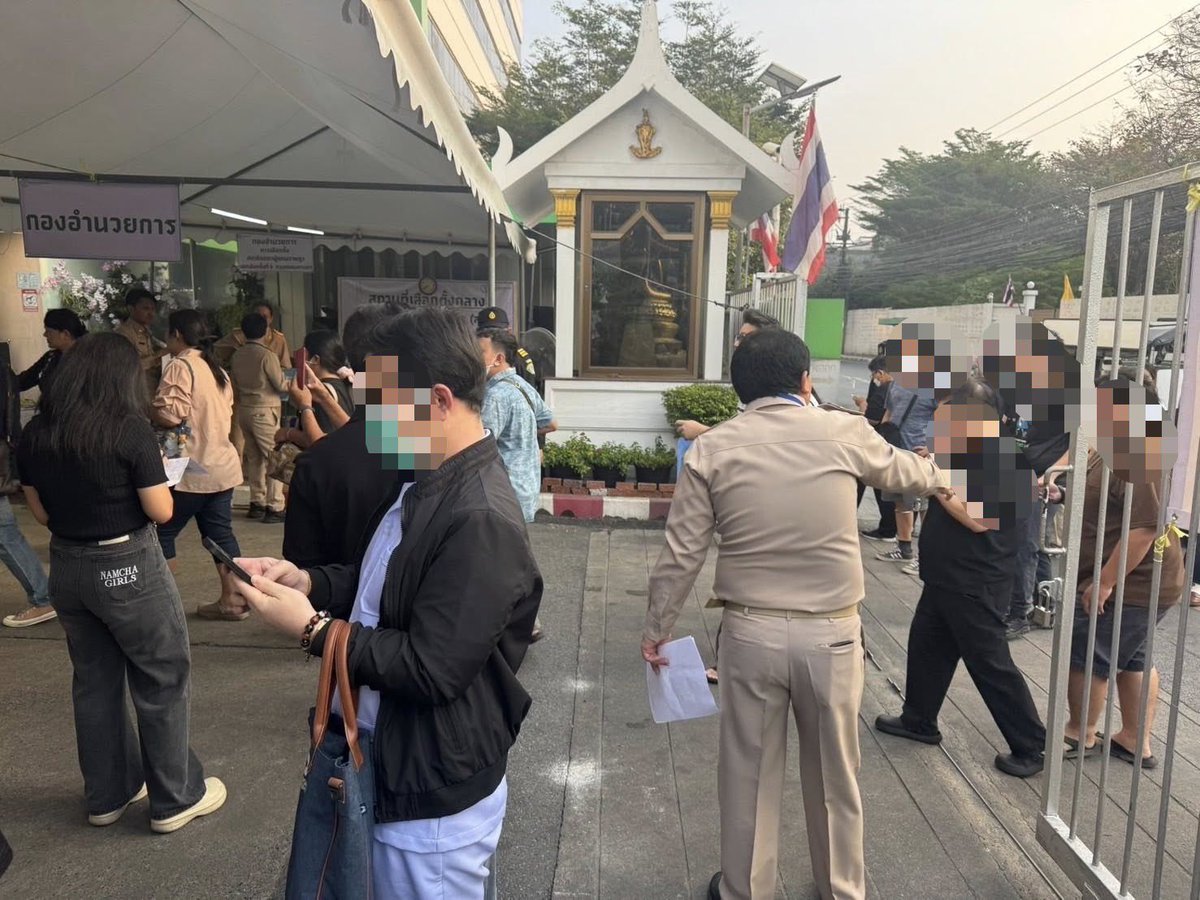 09.03 น. บรรยากาศผู้มาใช้สิทธิเลือกตั้งล่วงหน้า ณ สำนักงานเขตห้วยขวาง  เขตเลือกตั้งที่ 5 กรุงเทพมหานคร (เขตห้วยขวาง)

มีผู้ลงทะเบียนขอใช้สิทธิเลือกตั้ง จำนวน 32,560 คน ขอให้ผู้ที่มาใช้สิทธิวางแผนในการเดินทาง

(Cr. สำนักงานเขตห้วยขวาง)