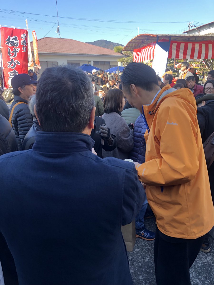 【富士宮】牧野酒造様の第2回蔵開きに深澤よういちと参加して来ました。
いつも本当にありがとうございます。
今年は☀️お天気も良くポカポカ日和
多くの来場者の皆様に激励を頂きました。
励みになります‼本当にありがとうございます。️

大好きなお酒🍶は美味しく飲みたいので8日までお預け💦😭