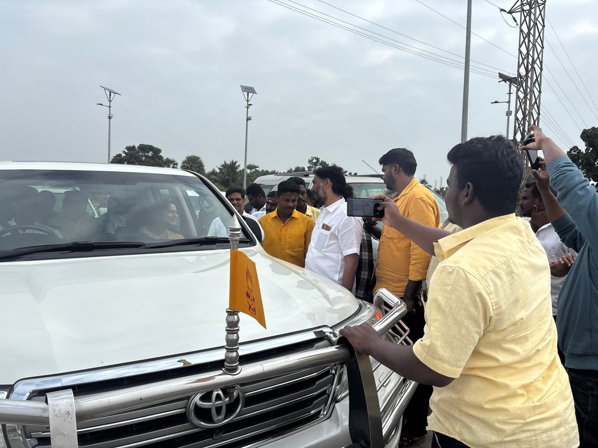 காடுவெட்டி செல்லும் வழியில் கடலூரில் வரவேற்ற பாட்டாளி சொந்தங்கள்.!

ஸ்ரீ காந்தி இராமதாசு 
செயல் தலைவர்,பாட்டாளி மக்கள் கட்சி 
தலைவர்,பசுமைத் தாயகம்

#PMK
