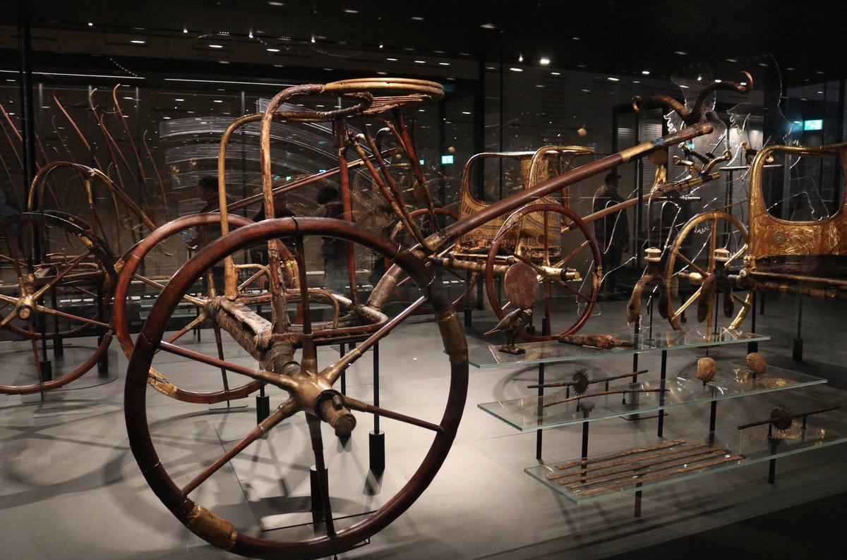 ツタンカーメン王墓で見つかった戦闘用二輪馬車（「チャリオット」）の