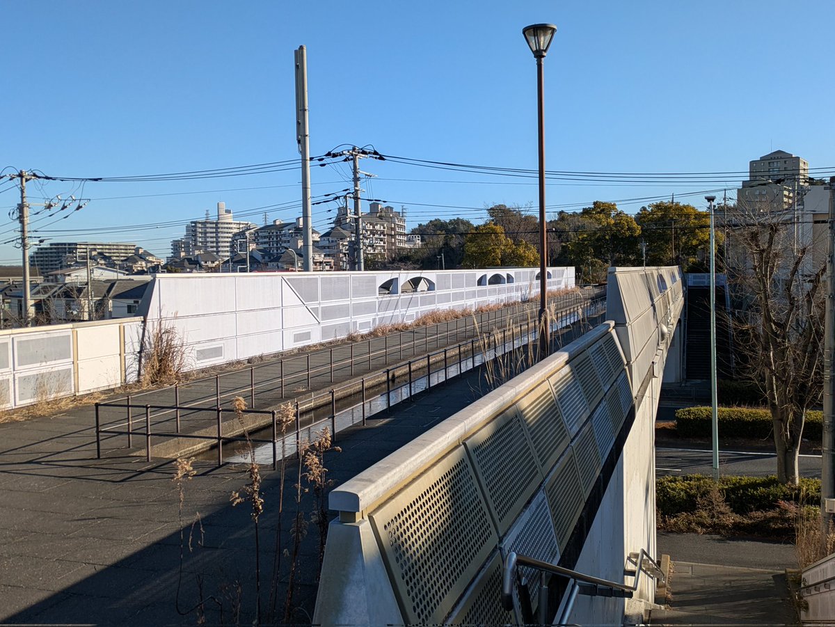 MinGoshTek4's tweet photo. デイリーポータルＺの多摩ニュータウン巡検の記事が最高
私がグッとくる多摩ニュータウンの風景は、堀之内の『せせらぎ橋』
一見普通の陸橋の上に水路をブッ通す。丘陵エリアのまちづくりの力技を感じられます
水面も凍る2月はじまりの朝 #多摩ニュータウン #八王子市 https://t.co/sKCx9XCSpX