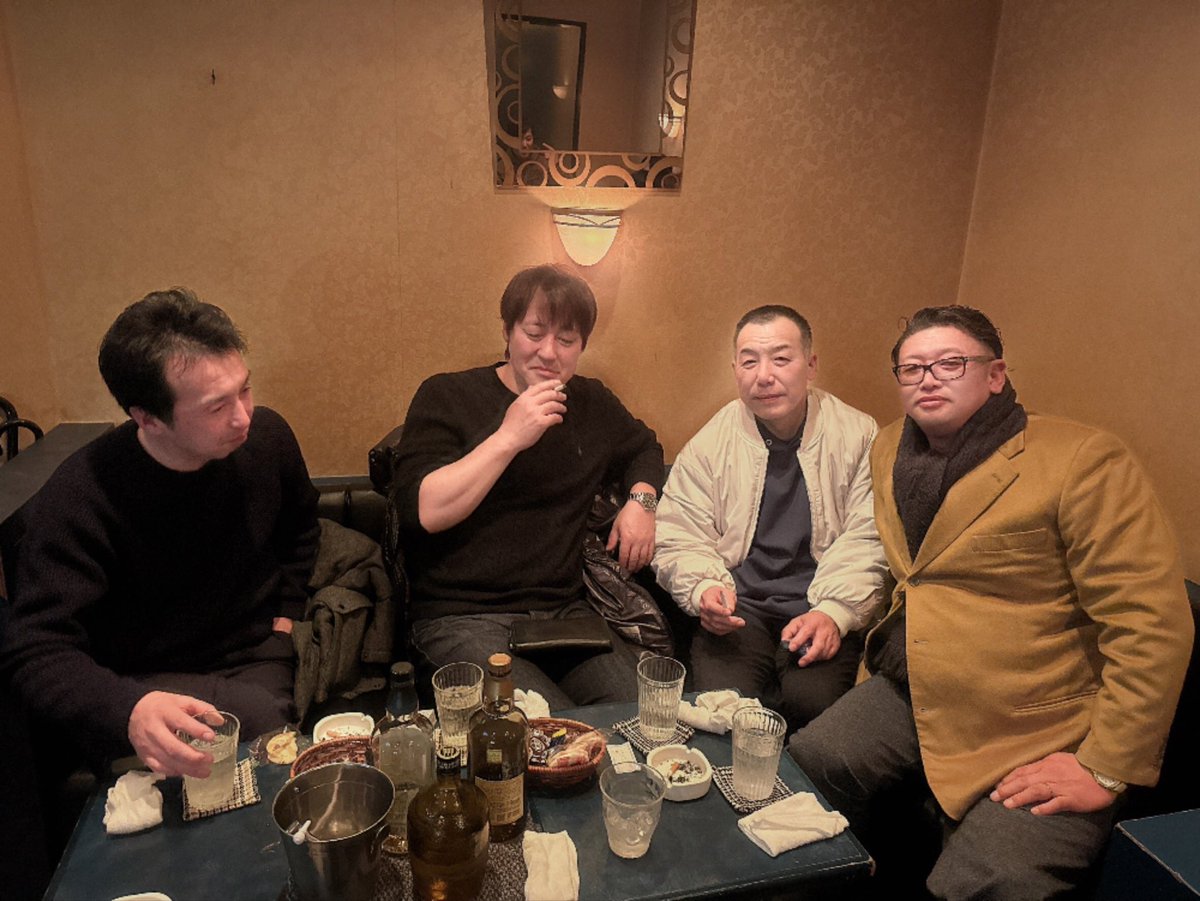 昨日は僕の誕生会という名目で地元の同級生との酒飲みです。久し振りに炙り焼き吉鳥に行きました。前と比べるとちょっと物足りない感じがしたのは何故かな？
その後スナックにちょっと寄って帰りました。