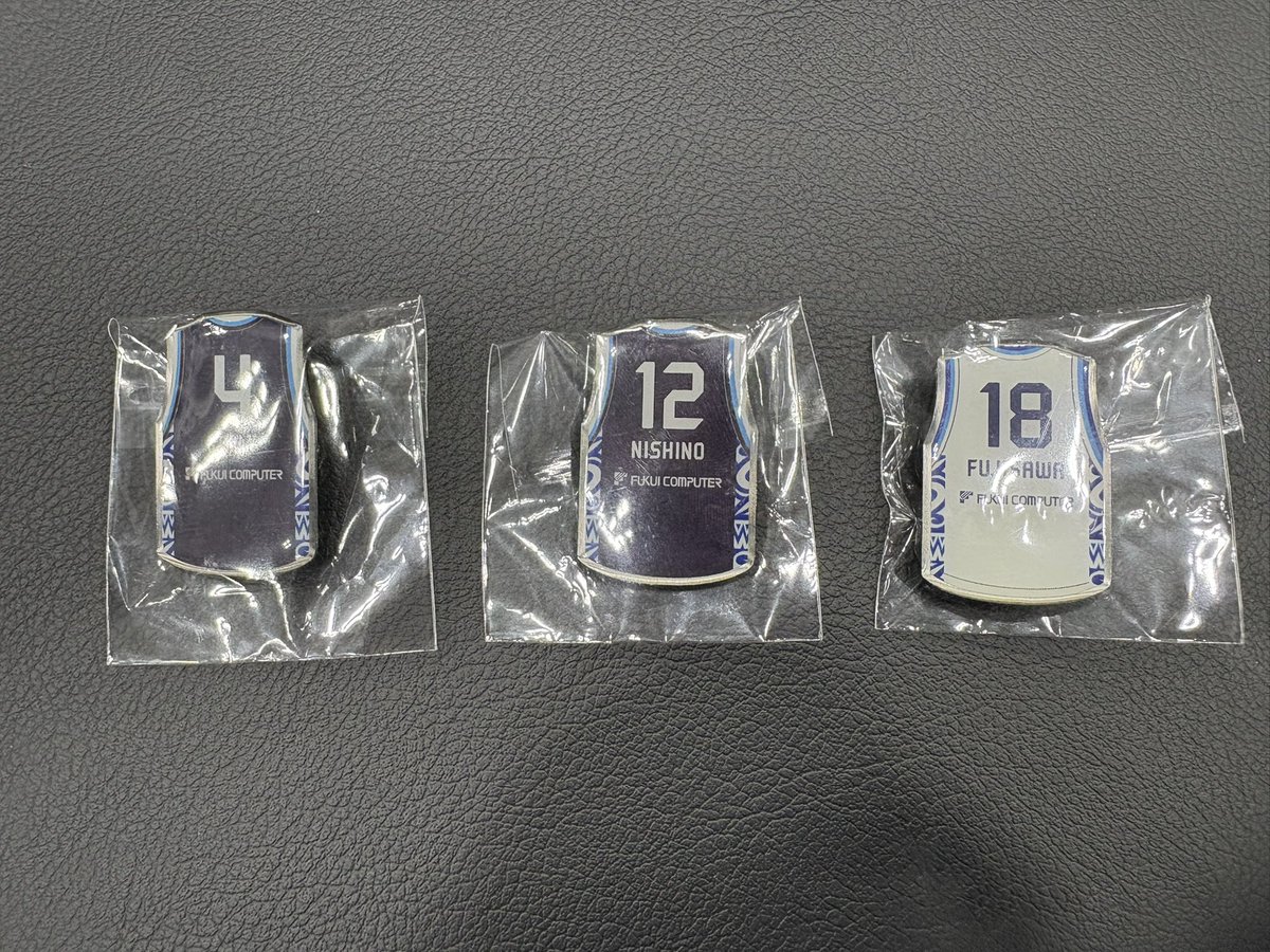 交換・買取希望】 ピンバッジ(交換最優先) 譲:4番(紺)、12番(紺)、18番