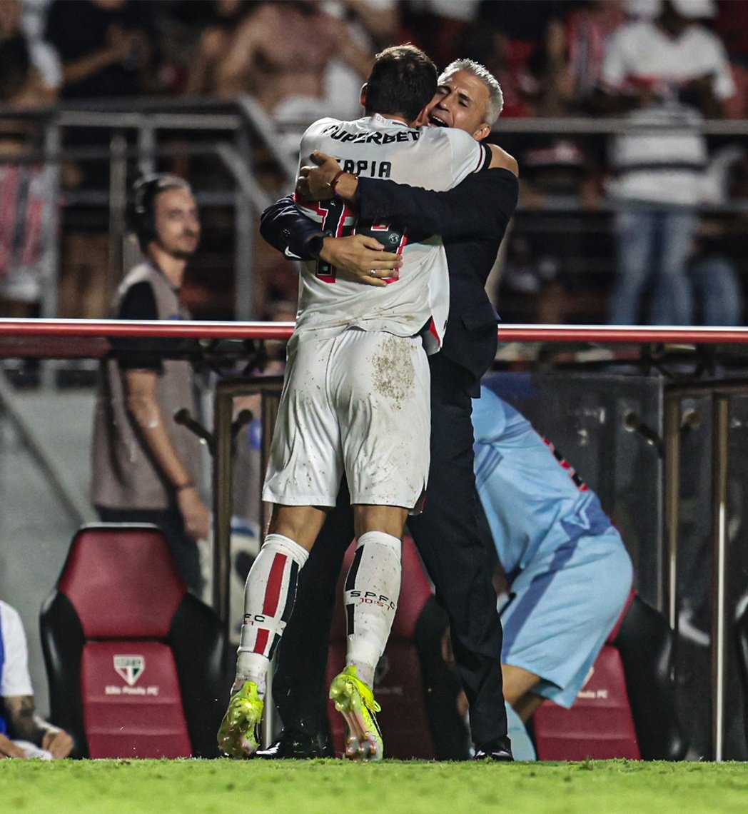 somosaopaulinos's tweet photo. Tapia e Luciano marcaram os gols e foram comemorar com o Crespo. https://t.co/zUFMJh5jbC