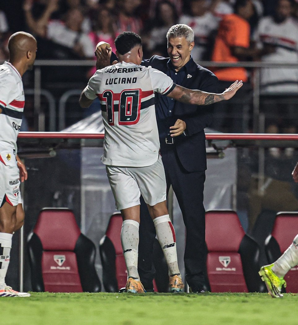 somosaopaulinos's tweet photo. Tapia e Luciano marcaram os gols e foram comemorar com o Crespo. https://t.co/zUFMJh5jbC