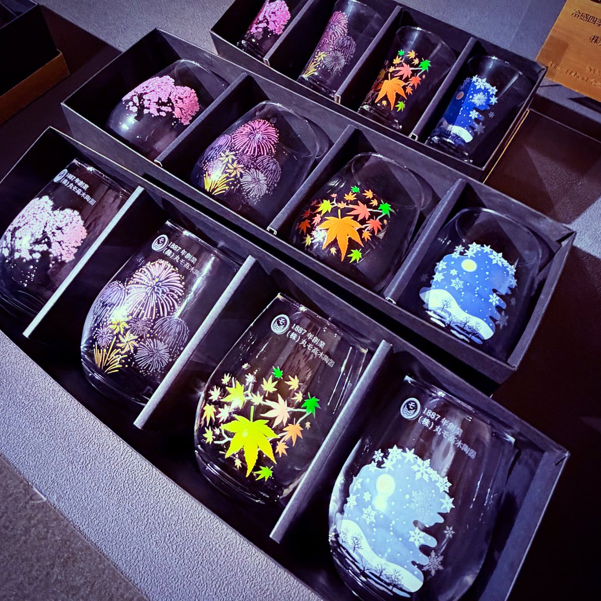 1300年以上の歴史を誇る「美濃焼」の重要な産地、多治見市を再び訪れ、「丸モ高木陶器」を見学した。「日本一」と称される圧巻の巨大ショールームは、まさに息をのむ迫力です。数々の賞を受賞してきた革新的で実りある成果、そしてものづくりに全神経を注ぎ、丁寧に向き合うスタッフの姿に感動した。