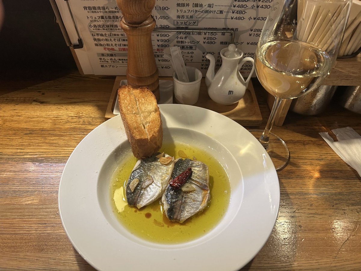 tototototiger's tweet photo. @menankojimaryu 
麺庵小島流
節と鶏の清湯(塩)
鯵のアーリオオーリオ

鯵はフワフワでバケットだけじゃ足りない位オイルが美味し過ぎ😍絶対に美味しいと思っていましたが想像以上でした😋
麺は一口目は白醤油の様な味わいから
節と鶏の旨味が交互に追って、やっぱり塩味だと思う初めての感覚凄く美味しかった🥰いつも有り難うございます🥚
ご馳走さまでした🌸