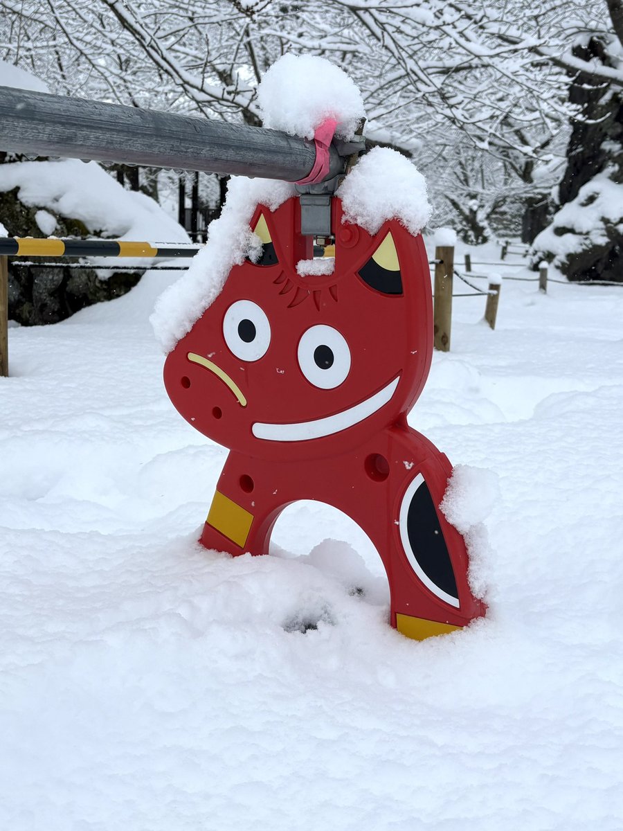 tsurugajo1965's tweet photo. こんにちは！
本日（2/1）の鶴ヶ城です🏯

鶴ヶ城の赤べこバリケード、雪に埋もれてかわいいです🥰

さて！今日も「會津雪まつり2026」開催中ですよ☃️✨
かまくら抹茶体験や、夕方からは東山芸妓さんとの記念撮影会を予定しております♪

ぜひ、お越しくださいね〜！！

#會津雪まつり #鶴ヶ城 https://t.co/CJvC4hpWNf