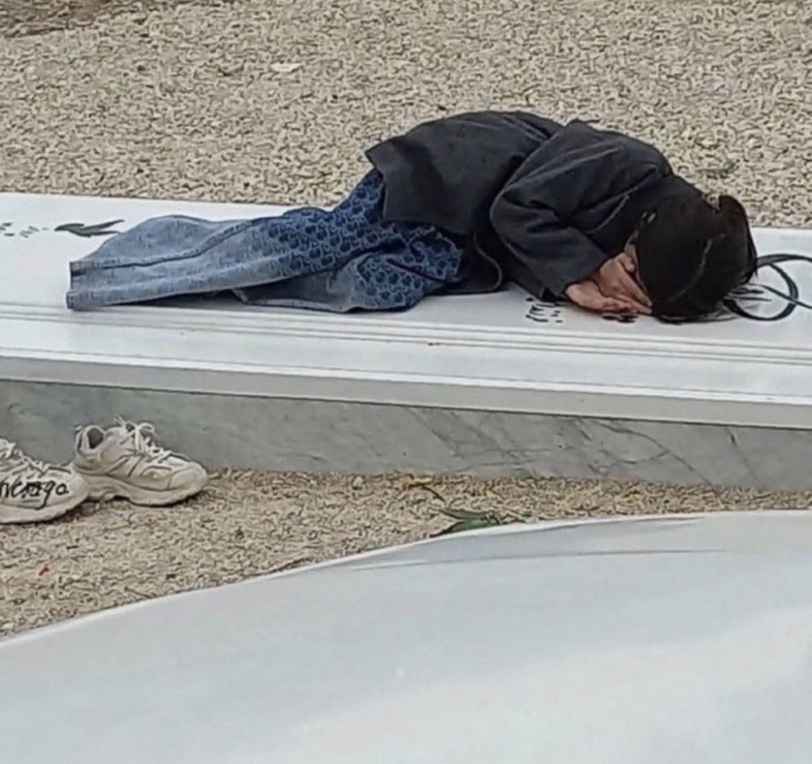 RBehrouzDO's tweet image. This is occupied Iran. 

A 7-year-old girl lies on her mother’s grave crying. Her mother was a protester murdered in Noorābād by mercenaries of the Islamic Republic regime. 

Mr. @POTUS, can you make a “deal” with the murderous regime in Iran to bring her mother back? 

How about…