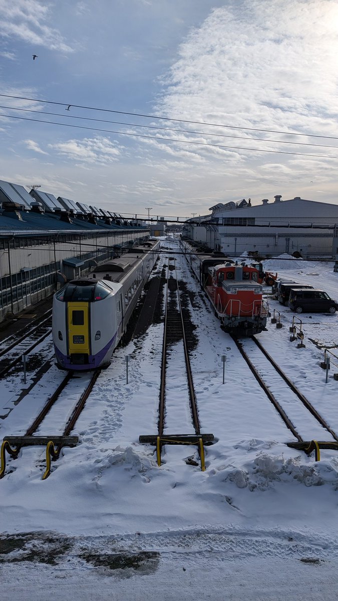 tktt's tweet image. 釧路運輸車両所で出発を待つSL冬の湿原号とおおぞら号。