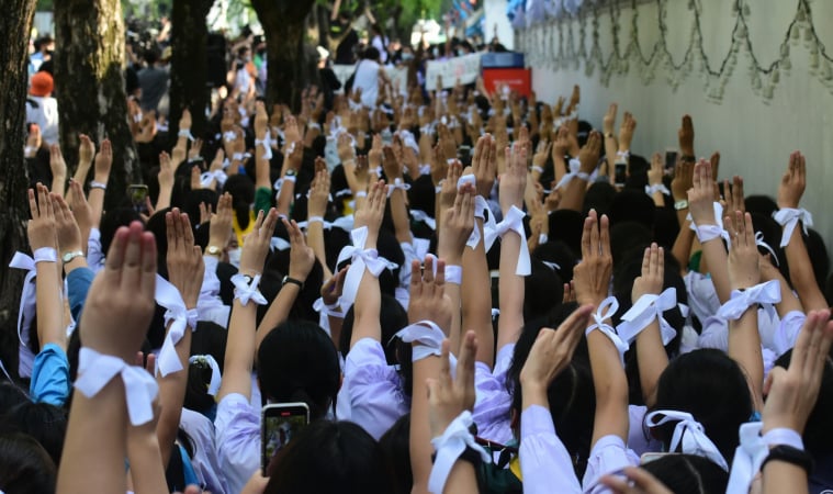 ทุเรศเกินเหมือนข้ามไปปี 66 ประชาชนที่พยายามลุกขึ้นมาต่อสู้กับอิตู่มาตลอด 10 ปี ยุบพรรคส้ม , เฟลชม็อบนร. นศ.  เยาวชนปลกแอก  3 นิ้ว แนวร่วม มธ. ปี 65 มีช่วงจะปิดสวิตซ์ สว. แต่ปัดโดน

มาทำตัวเป็นเหยื่อ 2 ปี ช่วงเพื่อไทยตระบัดสัตย์ตั้งรบ.ด้อยค่าสิ่งที่ประชาชนต่อสู้กันเพื่อให้ได้มา 🤡