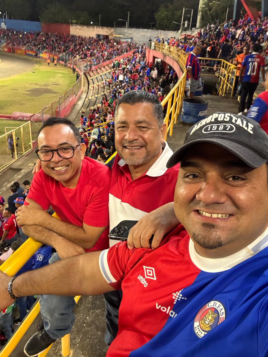 sinfiltrosES's tweet photo. El ex diputado y Director Departamental de @GANAOFICIAL en Santa Ana En el Estadio Oscar Quiteño Juan Carlos Mendoza.feliz Gana @CDeportivoFAS https://t.co/a5I4iKD0jt