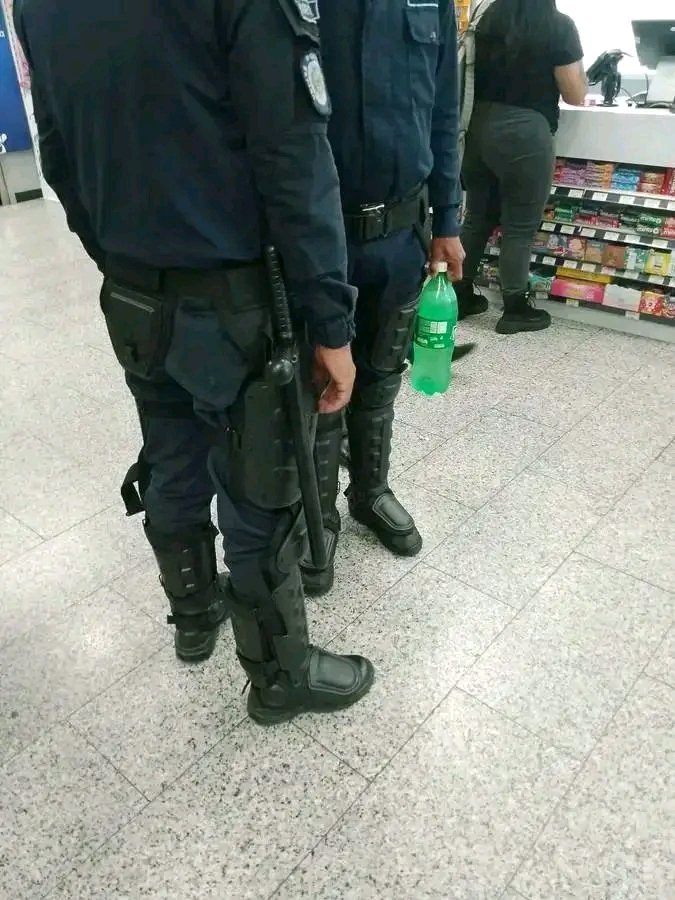 Ayer hicieron oficial el cierre del Helicoide y hoy los policías ya están comprando su propio refresco 

Venezuela esta cambiando rápidamente hermano.