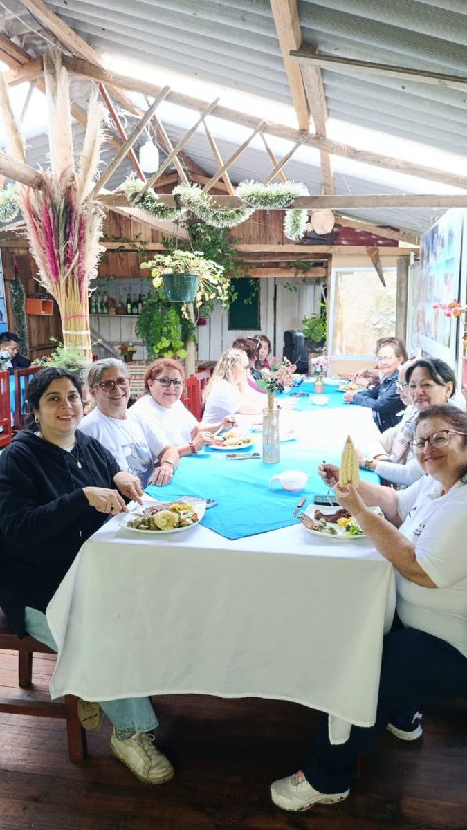 riobamba's tweet photo. Un grupo de exalumnas de un internado, adultas mayores oriundas de Guayas, El Oro, Esmeraldas, Imbabura y Galápagos, solicitaron ser parte del proyecto Tren Turístico del Adulto Mayor 🚆💛
Conocieron y disfrutaron de los atractivos turísticos de las parroquias rurales del cantón https://t.co/eiR4C0ysYz