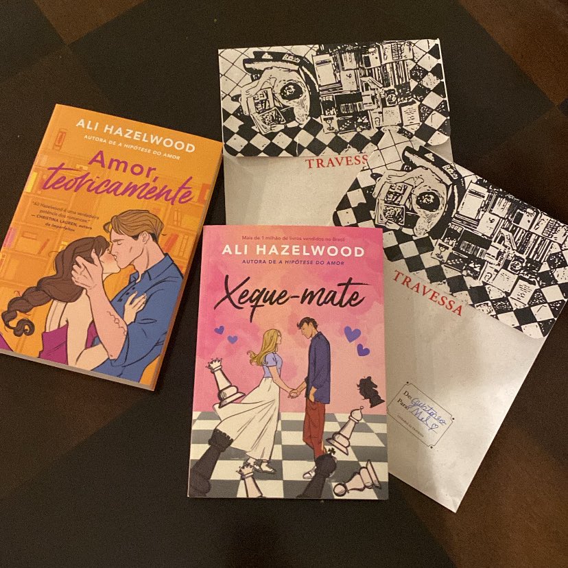 receber flores e ganhar livros sempre vai ser uma das minhas formas favoritas de receber amor ⊹˚. ♡