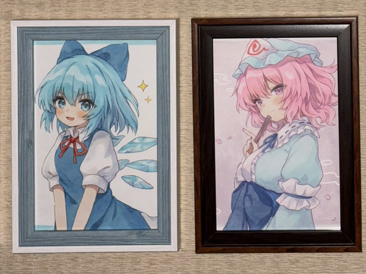 ラスト！茶気さん(<a href="/tyakenneee/">茶気(ちゃけ)</a>)のフレームレス2点(幽々子さま＆チルノちゃん)です🎨✨️茶気さんのフンワリとした雰囲気のイラストが好きなのと、以前拝見したチルノちゃんが好みでして(｀✧∀✧´)ｷﾗｰﾝ! そして、ゆゆさまとピンク(桜)の背景は鉄板ですね💞
#東方展示界4 #グラッドお迎え報告