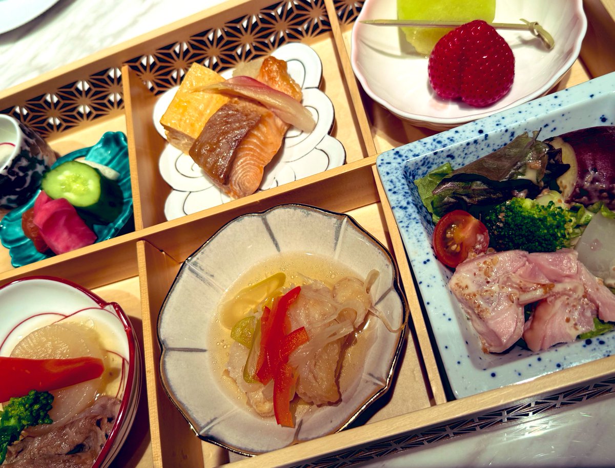 リッツ京都の和と洋選べるモーニング🍽️

和も美味しかったけど、洋のフレンチトーストがピエール・エルメ・パリのらしく過去一美味しかったから洋一択

今まで食べてきたフレンチトーストはなんだったんだと頭抱えるレベル
