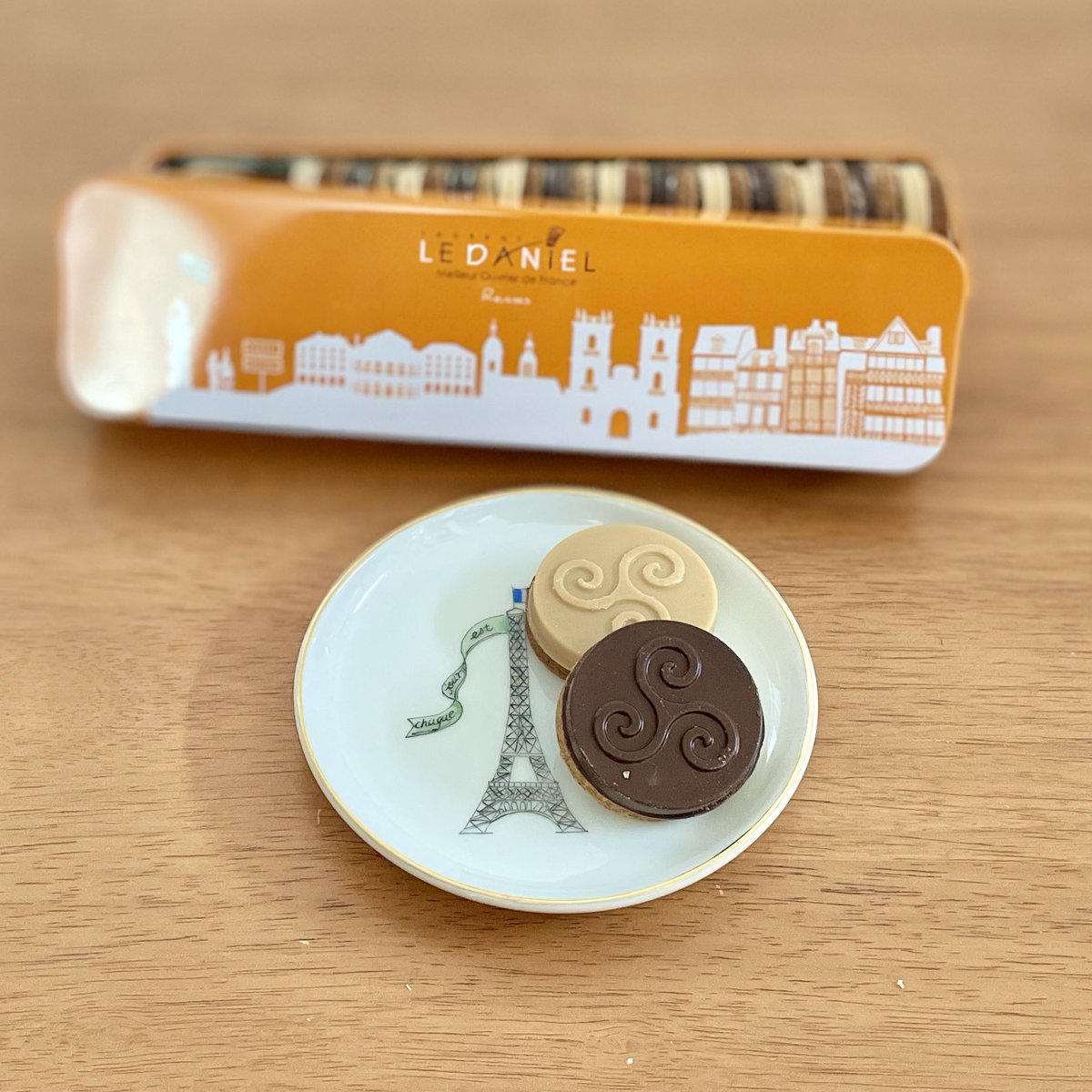 ローラン ル ダニエル トリスケル ジャンドゥージャプラリネを挟んだコイン型のチョコに全粒粉ビスキュイを合わせたもの  ビスキュイは甘さ控えめで、あくまでもチョコが主役のお菓子 ダークとブロンドがありますが、私はブロンドの方が好き ダニエルさんらしい素朴なお ...