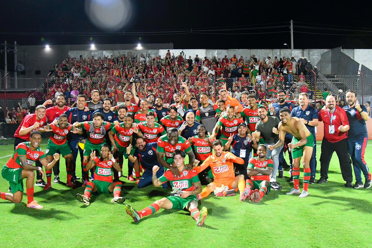Lusa_Oficial's tweet photo. SORRISÃO DE QUEM DORME EM 5º LUGAR DO @paulistao 😃😎❤️💚

#Portuguesa #PaulistãoCasasBahia #PRIxPOR https://t.co/MXBPOBmuGc