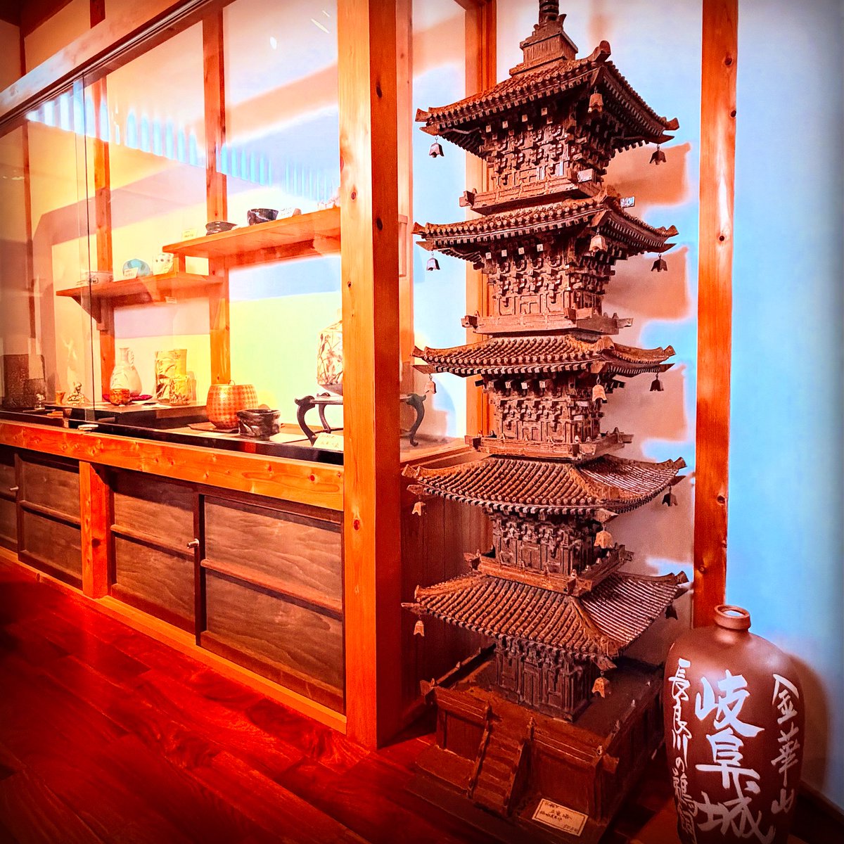 新たに誕生した体験施設ichi.laboは、五感を通して美濃焼の奥に息づく技と思想を深く知ることができる空間。「壱の宿」は、静けさと余白の美を大切にした宿泊施設。「うつわの店たかぎ」では、日常に寄り添う定番の器から、匠の個性が光る一点ものまで、使うほどに愛着が深まる器との出会いを提案。