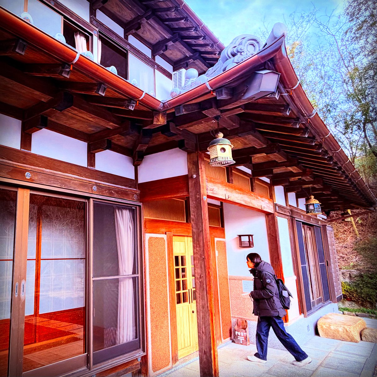 tf2005's tweet photo. 新たに誕生した体験施設ichi.laboは、五感を通して美濃焼の奥に息づく技と思想を深く知ることができる空間。「壱の宿」は、静けさと余白の美を大切にした宿泊施設。「うつわの店たかぎ」では、日常に寄り添う定番の器から、匠の個性が光る一点ものまで、使うほどに愛着が深まる器との出会いを提案。 https://t.co/UZx921EOsm