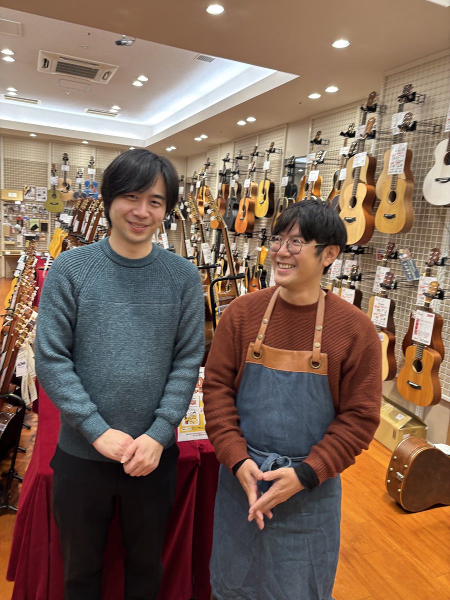 shima_iwata's tweet photo. #クラシックギターフェスタ #島村楽器 #ららぽーと磐田 会場、本日のゲストの貴重なショット✌️朝一番のおふたりに「柔らかく！」とリクエストしたら…お互いを確認し合うほっこりショット頂戴しました😇
#君島聡@KimishimaSo
 #猪居謙 @InoiKen 
#頻繁に会う とか🍺？
https://t.co/S8kVQDYkw6 https://t.co/zvzoUWZHpR