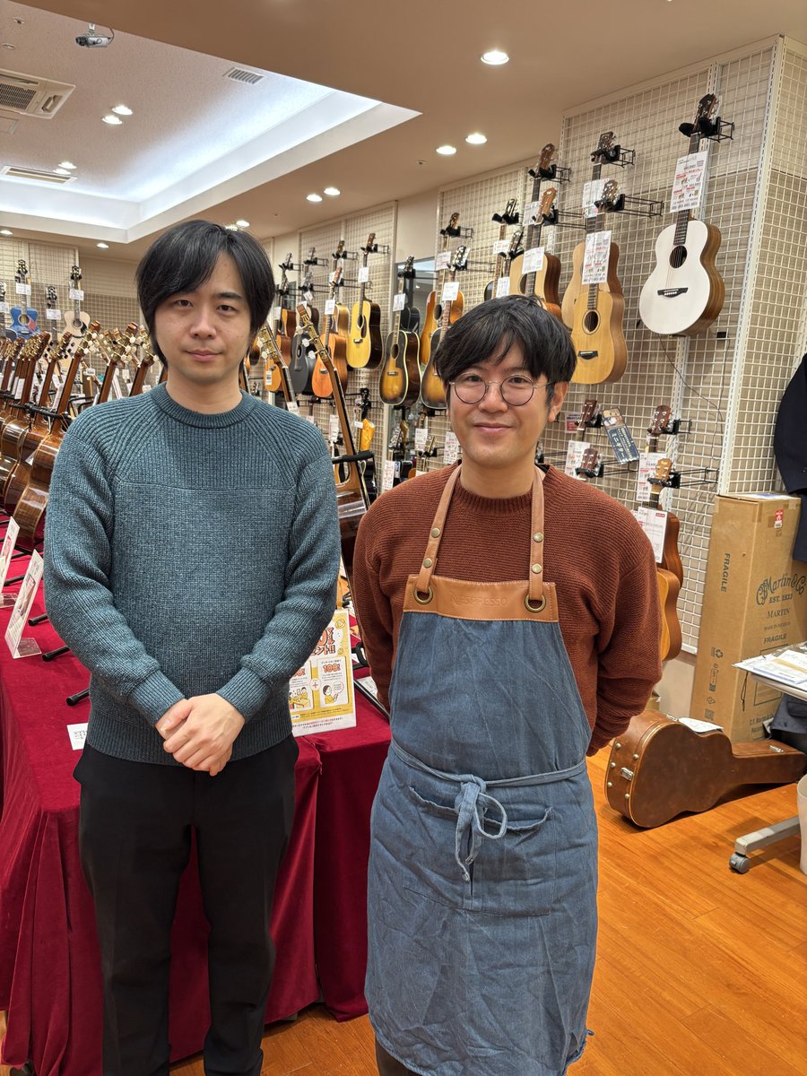 shima_iwata's tweet photo. #クラシックギターフェスタ #島村楽器 #ららぽーと磐田 会場、本日のゲストの貴重なショット✌️朝一番のおふたりに「柔らかく！」とリクエストしたら…お互いを確認し合うほっこりショット頂戴しました😇
#君島聡@KimishimaSo
 #猪居謙 @InoiKen 
#頻繁に会う とか🍺？
https://t.co/S8kVQDYkw6 https://t.co/zvzoUWZHpR
