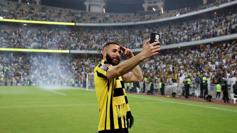 Adl_7777's tweet photo. Cher Karim @Benzema, sache que l'Ittihad est soutenu par un peuple de supporters fidèles qui apprécient ton dévouement, sur le terrain comme en dehors. 
 En tant que capitaine, ton sacrifice est aujourd'hui vital pour aider le club à se relever. 
 Ce combat, tu ne le mènes ni pour une administration, ni pour un président, mais pour ce supporter simple qui ne vit que pour l'amour de ce maillot. 
 À toi de nous guider à nouveau vers la gloire