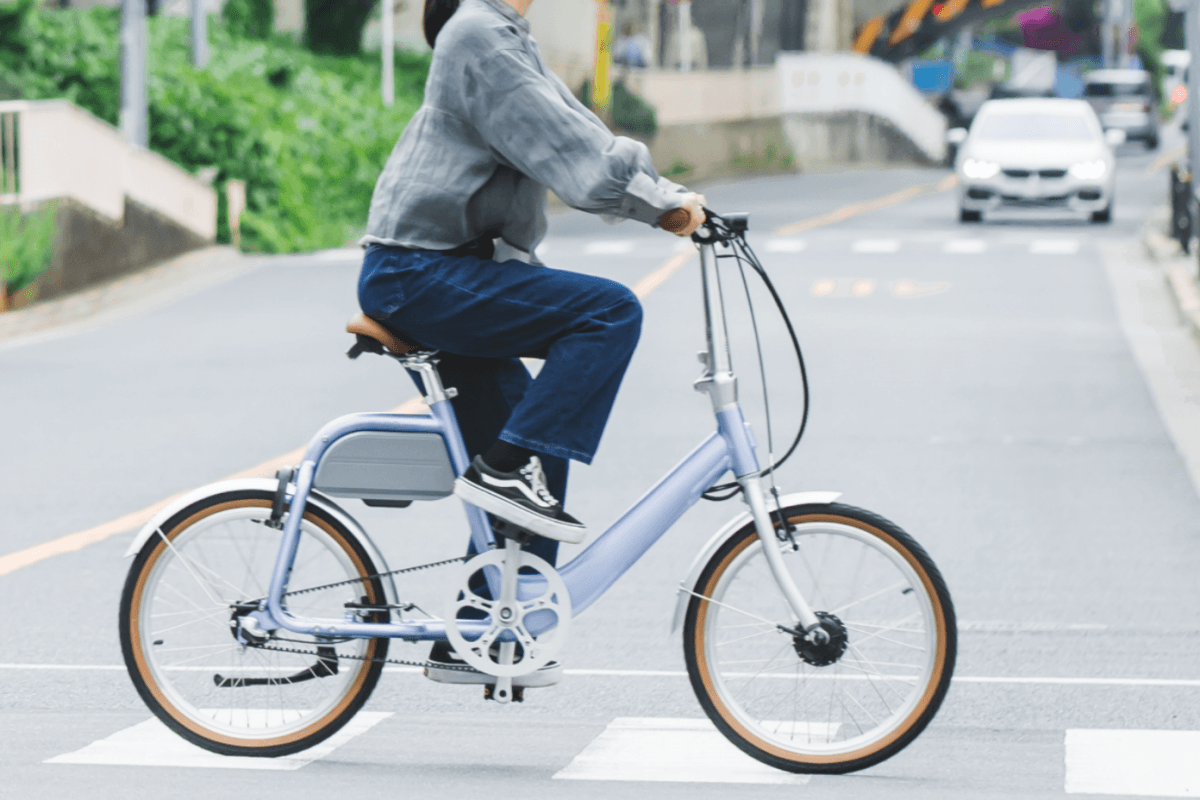 wimo_ebike's tweet photo. 【無理なく体を動かす🚲】
電動アシスト自転車は、
がんばりすぎない有酸素運動にちょうどいい選択。
街乗りしながら、少しずつ運動習慣を。
▶ https://t.co/HUEFz0oD4G
#wimo #COOZY #電動アシスト自転車 #自転車のある生活 https://t.co/dMc9Utqo3q