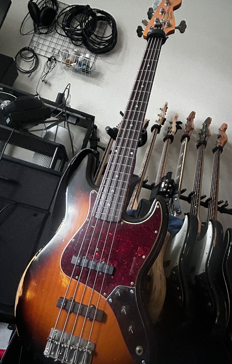 #貴方のfenderじゃないジャズベ見せて

1枚目…Wood Custom Guitars
2枚目…ATELIER Z
3枚目…Fullertone 
4枚目…Provision