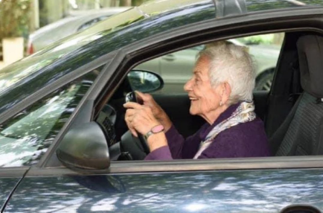 97Vercetti's tweet image. me in traffic: “DRIVE BITCH”

the bitch 😩: