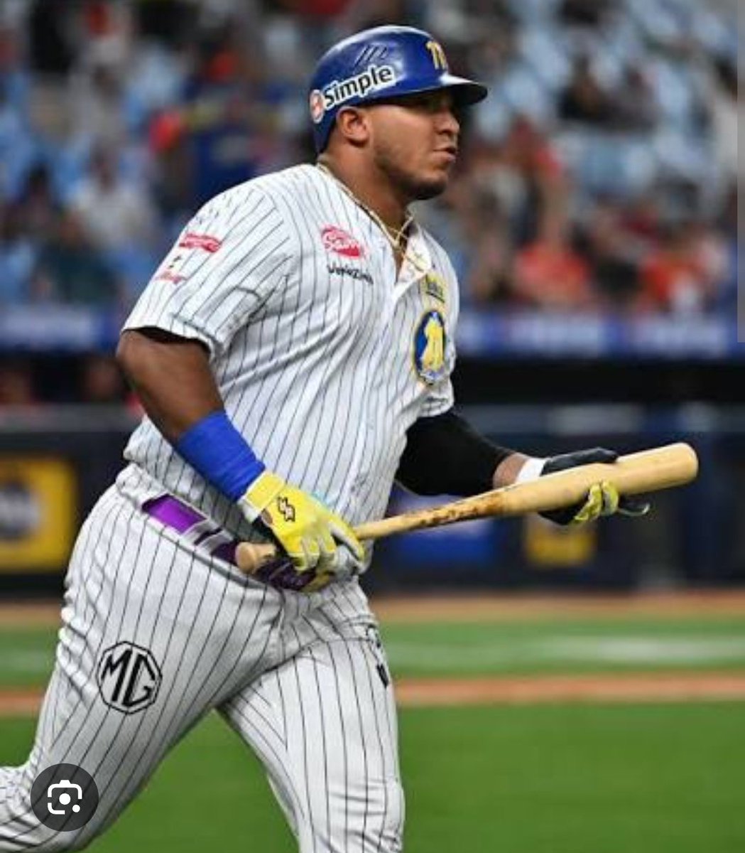 SanderRodriguez's tweet photo. El staff de Picheo de Caribes se debe querer cortar una bola, la lanza a Leandro pa afuera le saca la bola entre CF y RF, la lanzan recta fuerte a las manos, bombea por el LF. Le tiran Breaking Ball, se queda un chin atrás, trueno por encima del 3B... En Llamas Leandro Cedeño https://t.co/6El5mQbxeJ