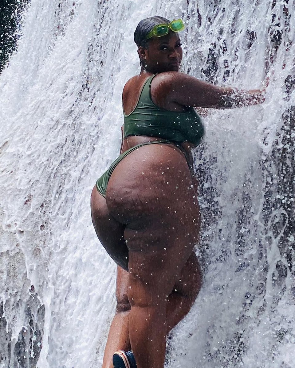 fatiyah_love's tweet photo. Body Goals @zoeynelson357 https://t.co/2XW3uicGId