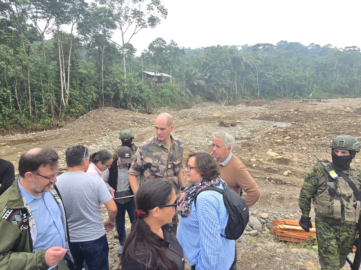 FranceEquateur's tweet photo. La Guyane française est en proie aux assauts de l'orpaillage illégal. Et elle réagit. Soyons fiers du fécond partage d'expériences sur le sujet d'une délégation pluridisciplinaire de haut vol  en visite en Équateur, pays touché par le même fléau. @Prefet973 https://t.co/H1dAEOJ0PQ