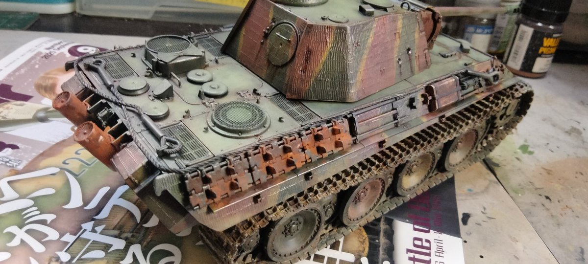 おはようございます🫡
先日の23時～4時→寝る→7時～今に至る海翔です🥱

作例を見ながら更にウェザリングを🐼

昨日の続きで、ホコリっぽく塗装と油彩で錆が流れてる感じを表現して
スミ入れまでしました🫡

前から少し見上げる画像…最高です🤤