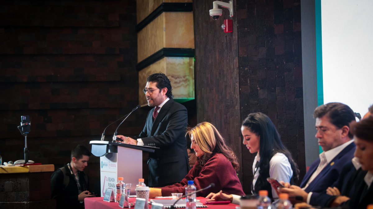 GabyJimenezMX's tweet photo. El Secretario del Trabajo y Previsión Social @marathb nos acompañó en la Plenaria del Grupo Parlamentario de Morena. Nos habló de grandes avances en materia laboral: 3 millones de personas dejaron la subcontratación, 7 millones participaron en la legitimación de contratos colectivos fortaleciendo la democracia sindical, 3.4 millones fueron beneficiadas por el Programa Jóvenes Construyendo el Futuro y las vacaciones aumentaron de 6 a 12 días a partir del primer año. 

Además, 13.4 millones de personas salieron de la pobreza, la clase media creció 12.4% y el salario mínimo hoy es de $315 diarios, con un incremento acumulado de 154% desde 2018 y la meta es que alcance para 2.5 canastas básicas en 2030.

🛠️ La reforma de las 40 horas, presentada el 3 de diciembre de 2025, beneficiará a 13.4 millones de trabajadores, especialmente en industria, comercio, servicios y transporte. Su objetivo es reducir la fatiga, los accidentes laborales y mejorar el equilibrio entre la vida personal y el trabajo, garantizando que no haya reducción de salarios ni prestaciones. También prohíbe horas extra a menores de edad, regula el tiempo extraordinario y crea un registro electrónico de jornada laboral. 

¡Para la 4T los derechos laborales son una prioridad y cada día se consolidan más!