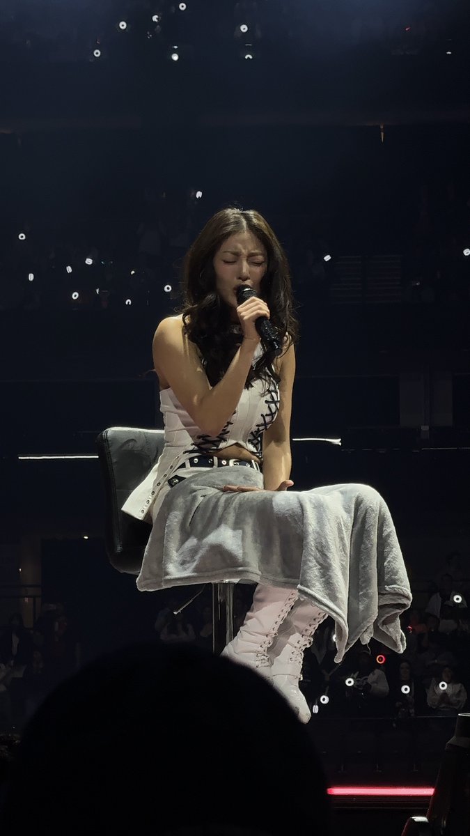 godmitzu's tweet image. Jihyo is sitting down today because she's very sick with a cold, she took medicine so if she's feeling better later she'll join the members on stage 🥺