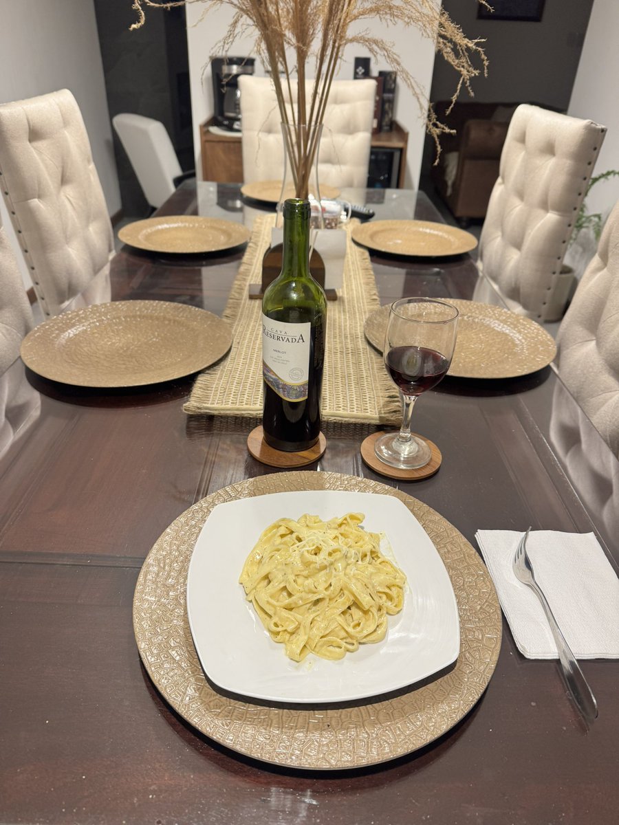 Elliott_Bonilla's tweet photo. Esto de cocinar ya me está gustando, hoy la especialidad fue Pasta Alfredo https://t.co/mBOZnwldEf