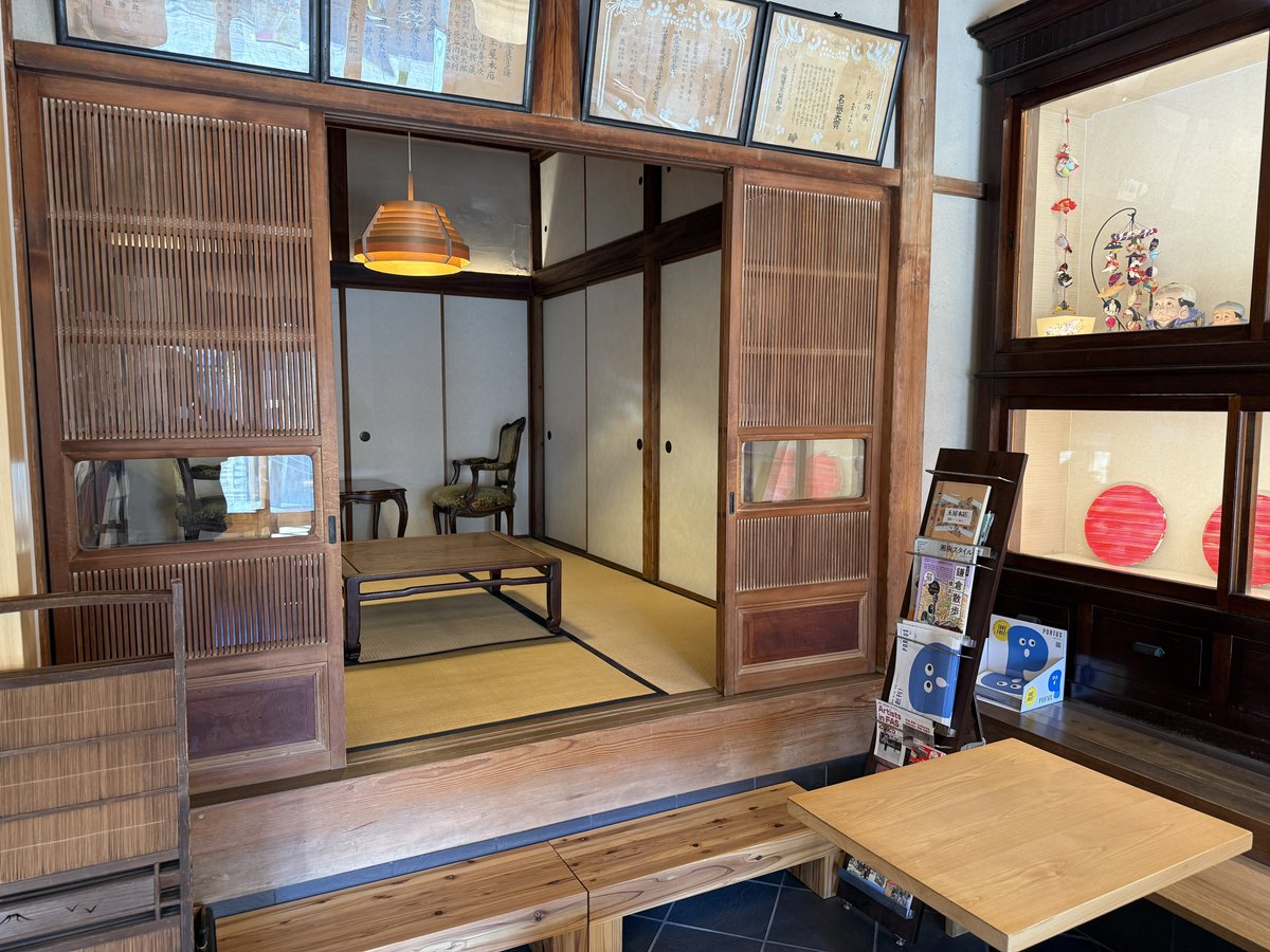 EnoshimaTamaya's tweet photo. 『アイドルマスター』シリーズのパネルオファープロジェクト「オファマス」が開催中！ 

玉屋本店では葛之葉雨彦さんのパネルがお迎えします！

遅ればせながら感想ノートを置きました！
ぜひカフェ利用した際に書いてくださると嬉しいです！

よろしくお願いします！

 #オファマスinfo #idolmaster https://t.co/YZJ0Q5rtXW