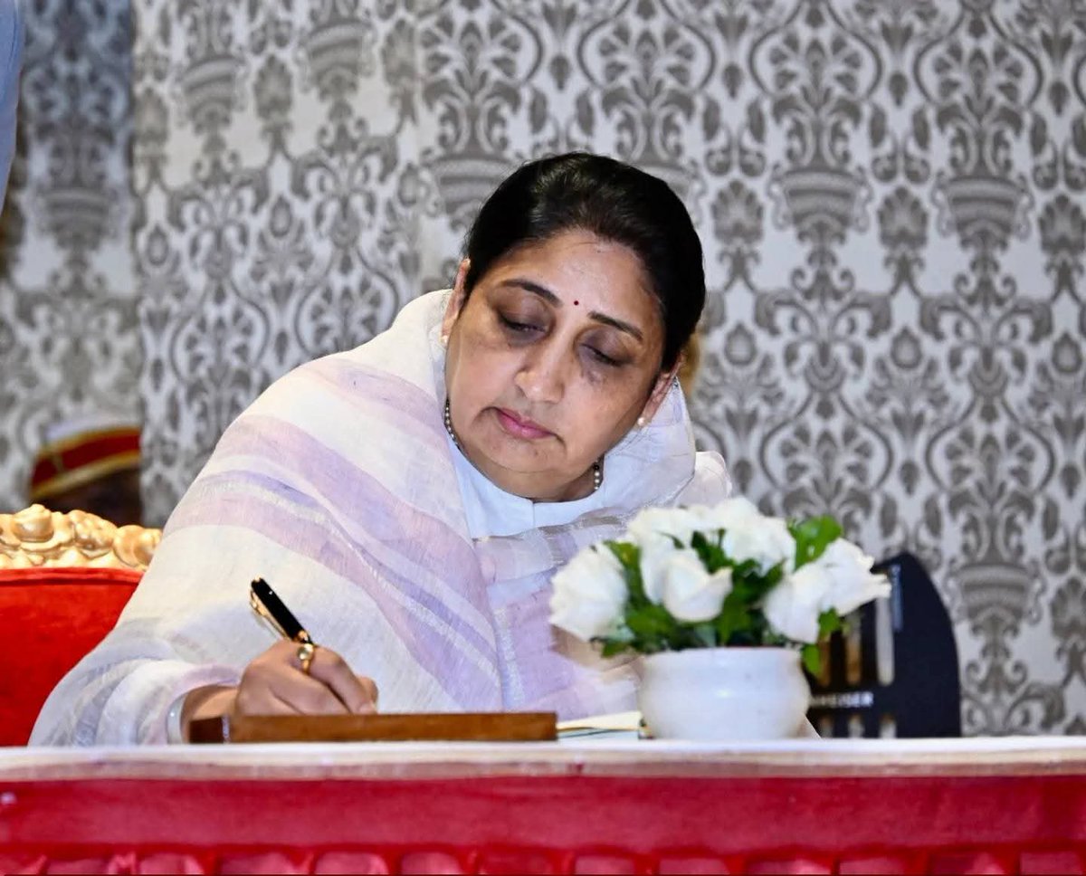 मनुस्मृती असती तर स्त्री पतीच्या मृत्यूनंतर सती गेली असती! संविधान आहे म्हणून आज ती उपमुख्यमंत्री पदाची शपथ घेतेय! हा फरक आहे—मनुवाद आणि बाबासाहेबांच्या संविधानात!
भारतीय संविधानाचा विजय असो!✊🔥 
#जयसंविधान #उपमुख्यमंत्री #महाराष्ट्र
#SunetraajitPawar